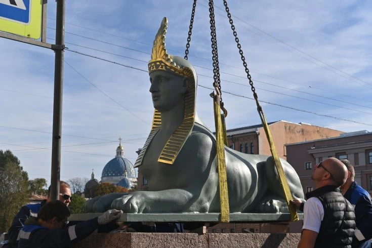 В Петербурге легендарных сфинксов вернули на Египетский мост после реставрации