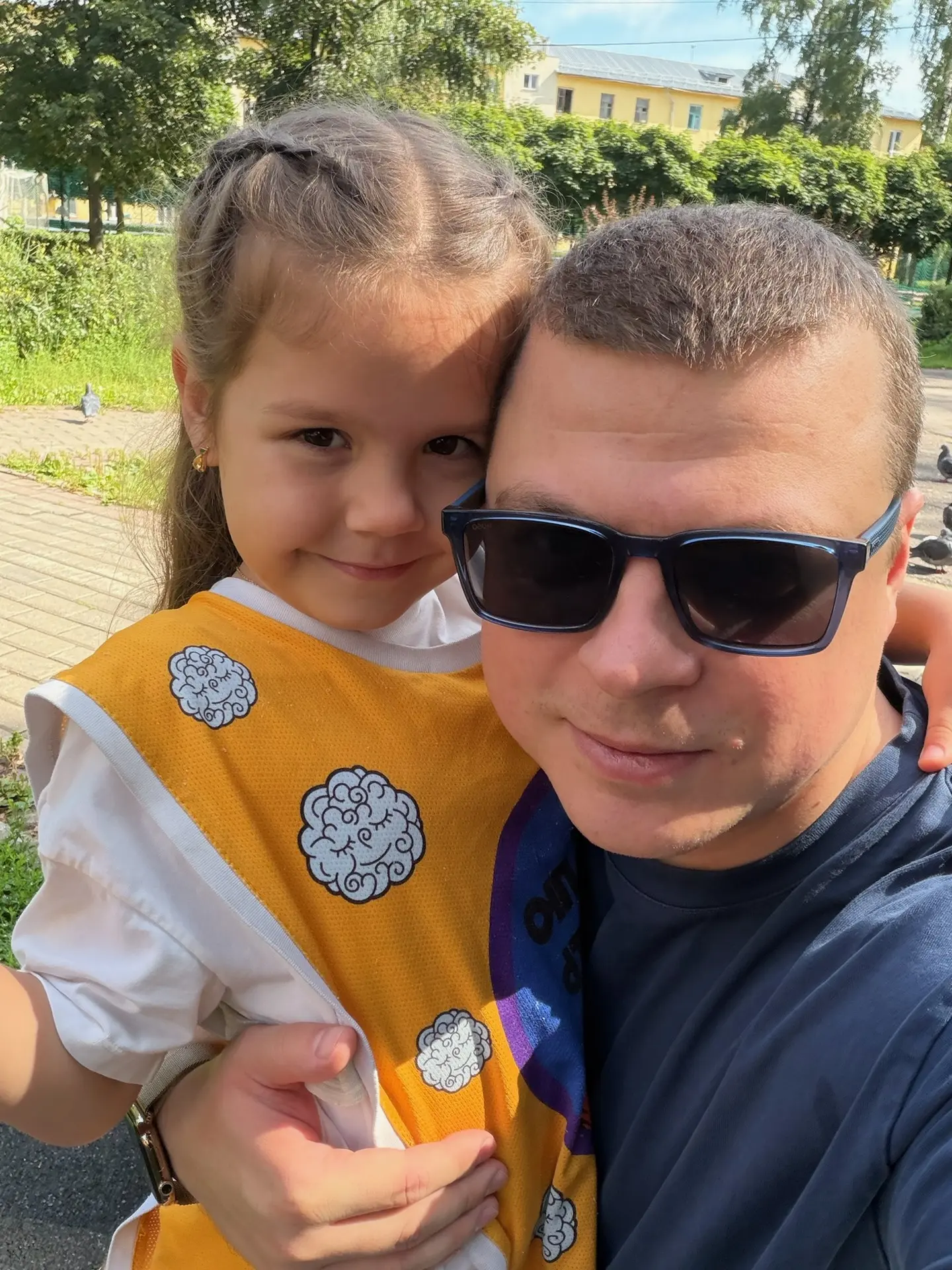 Никулю по пути на тренировку, отвел в садик😊