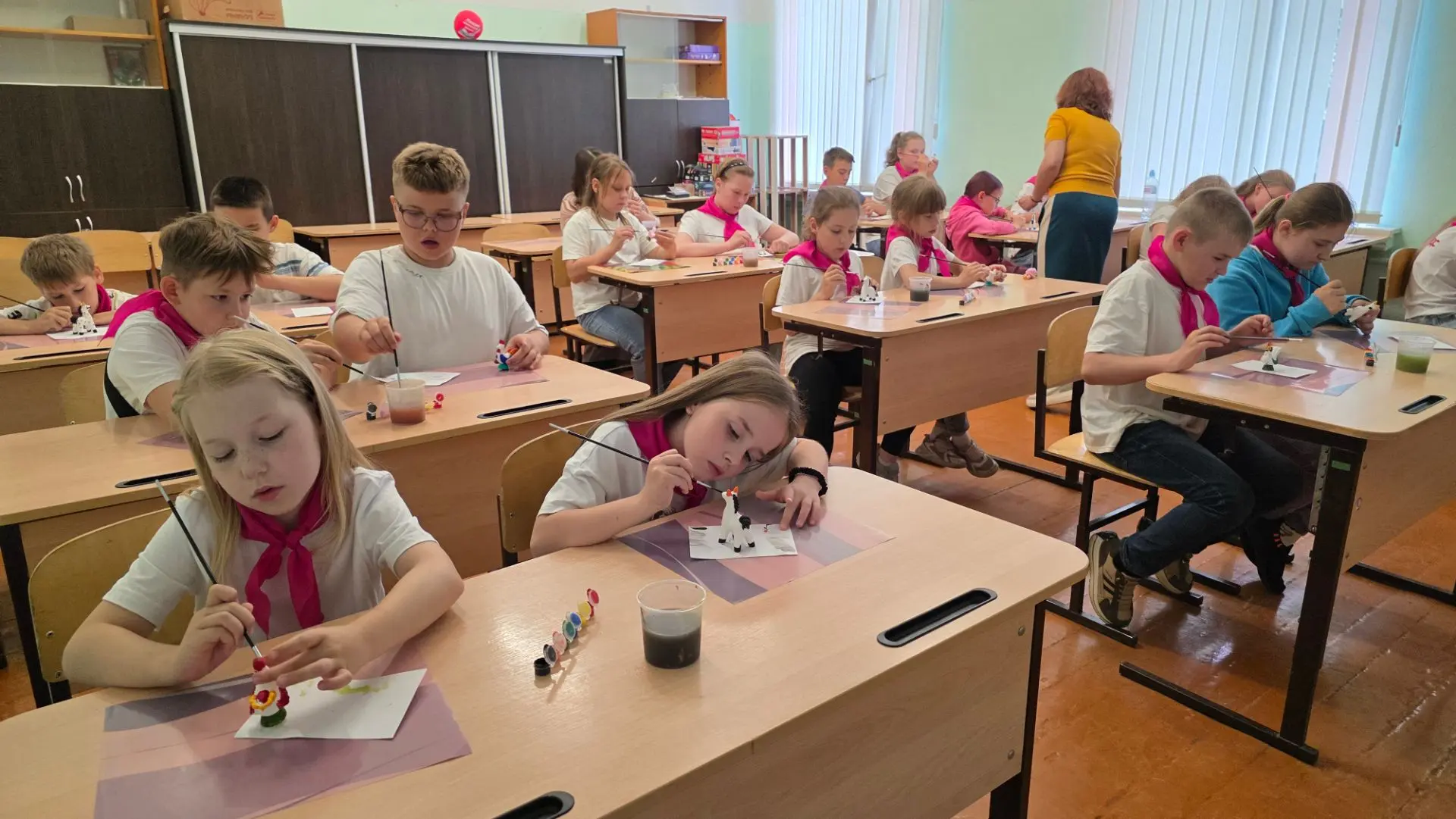 🎉 День в лагере начальной школы прошёл ярко — и даже без улицы получилось очень весело! 🎉

Сегодня