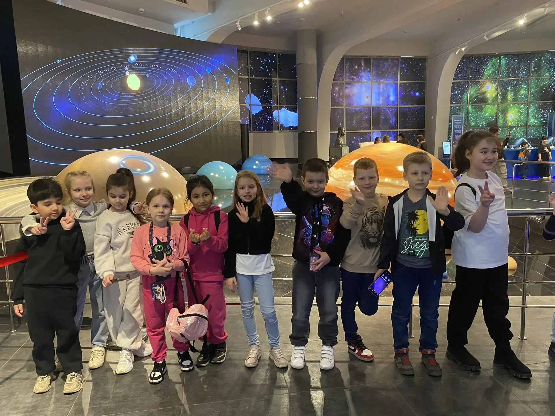 🚀 Неделя Космонавтики в нашей школе!  Ученики 1Б класса совершили увлекательное путешествие в космос