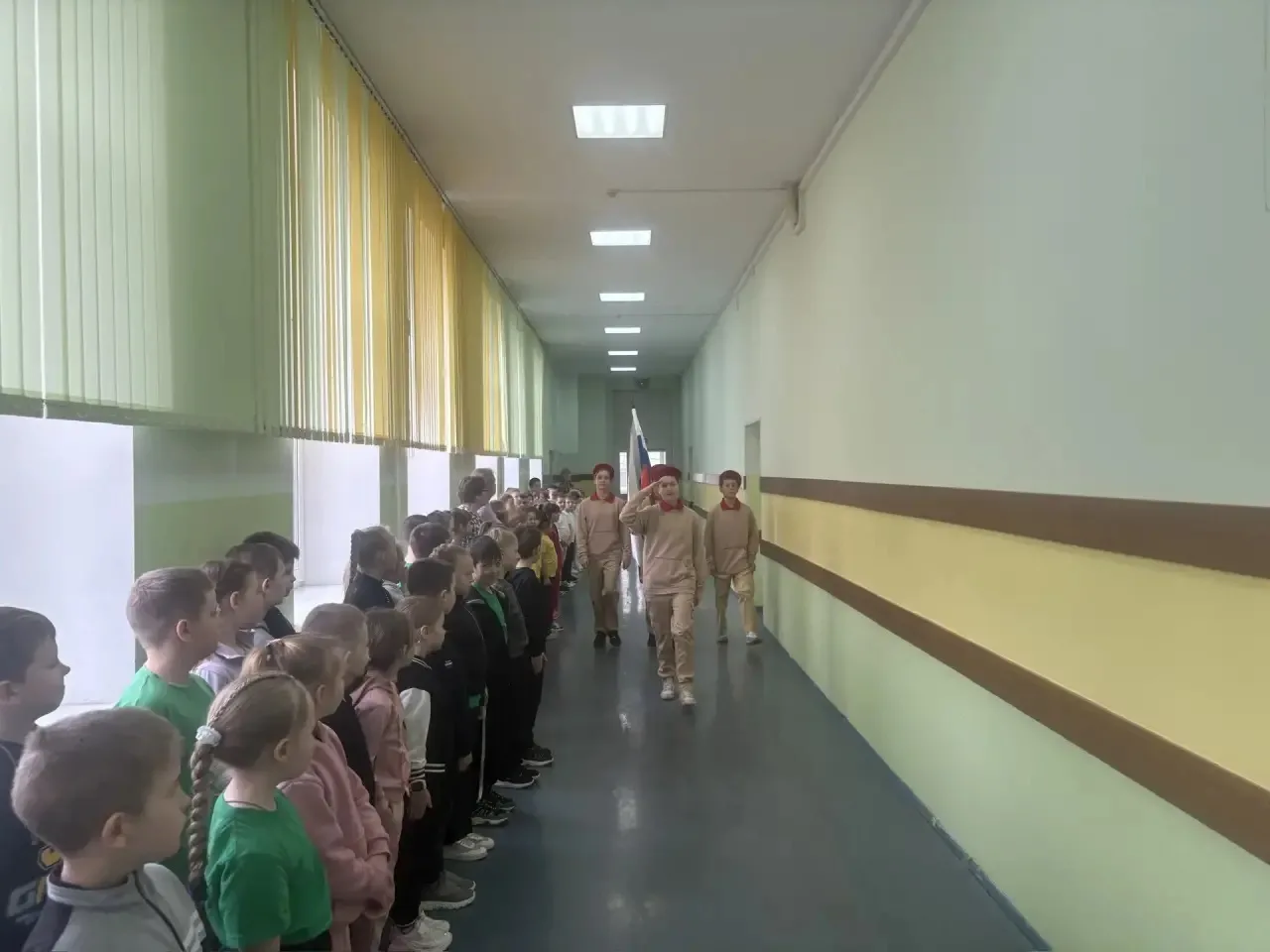 Патриотизм и Забота о Планете! 🌏  Сегодняшнее утро понедельника в МБОУ «Эффективная школа» (корпус 4