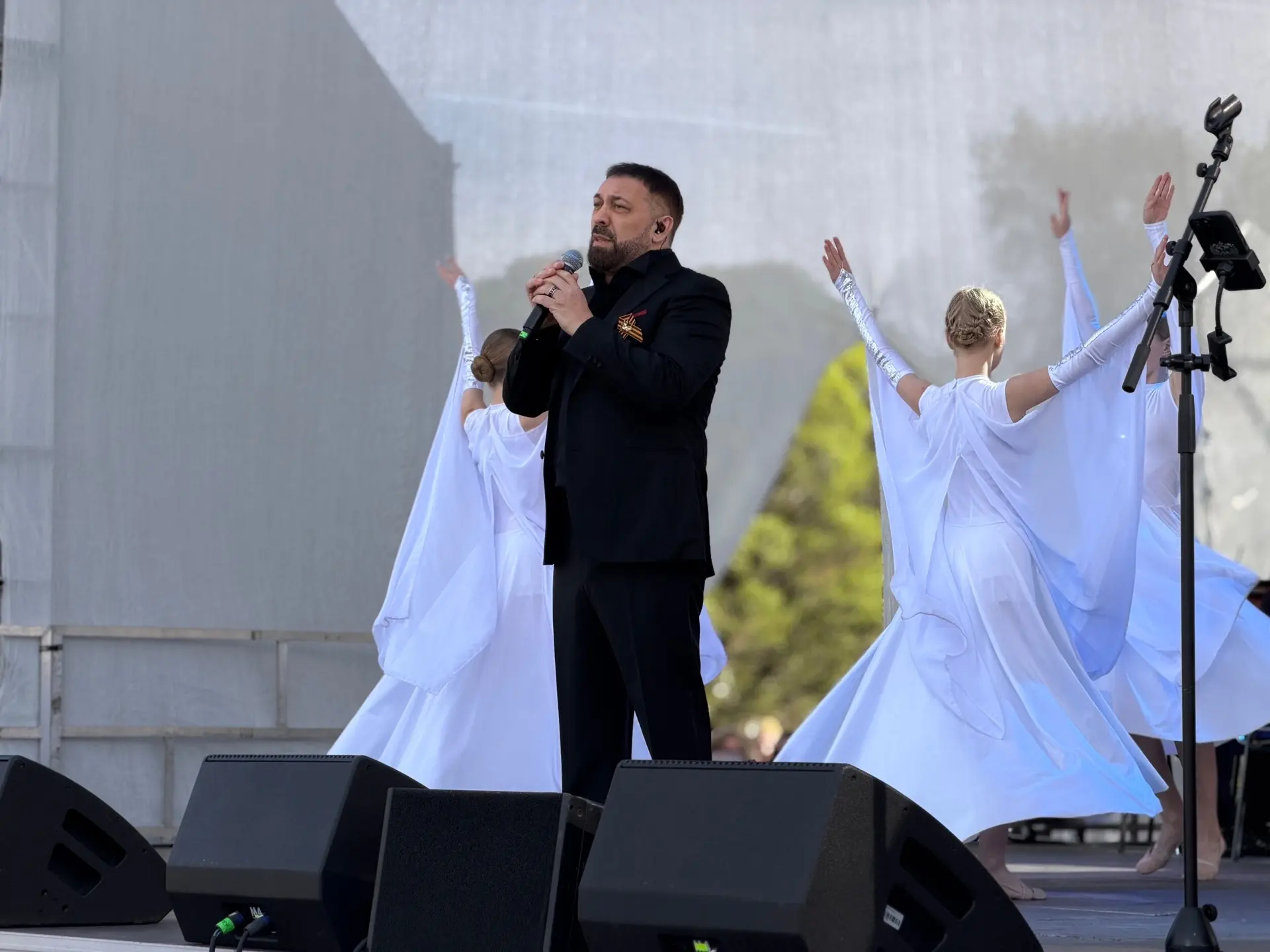 И пусть песни о Великой Победе живут в каждом из нас!  🎤Сегодня площадь Молодежи стала одним из мест