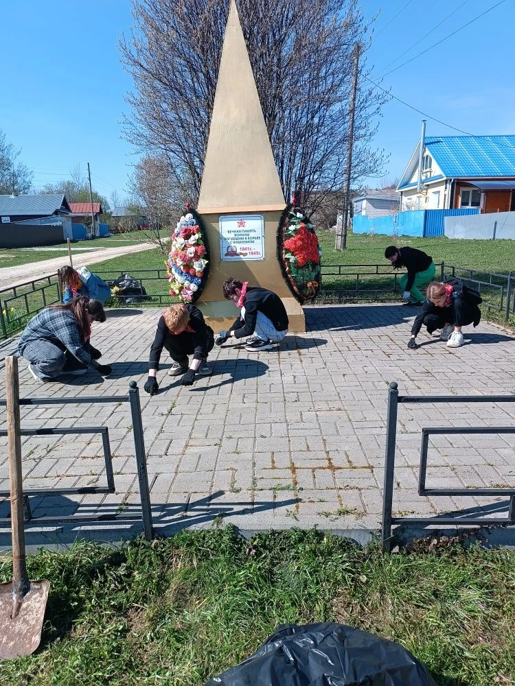 Субботник «Мы за чистоту»: Активисты Движения Первых почтили память героев! 🇷🇺