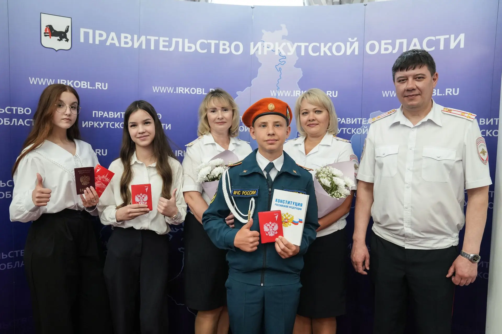 В Иркутске полицейские приняли участие в торжественной церемонии вручения первых паспортов отличивши