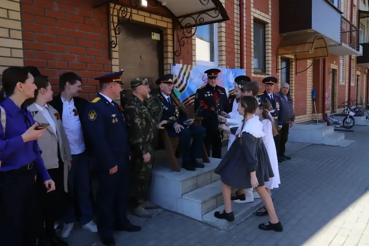 В Перми росгвардейцы поздравили с Днем Победы ветерана Великой Отечественной войны  ➡️Сотрудники Упр