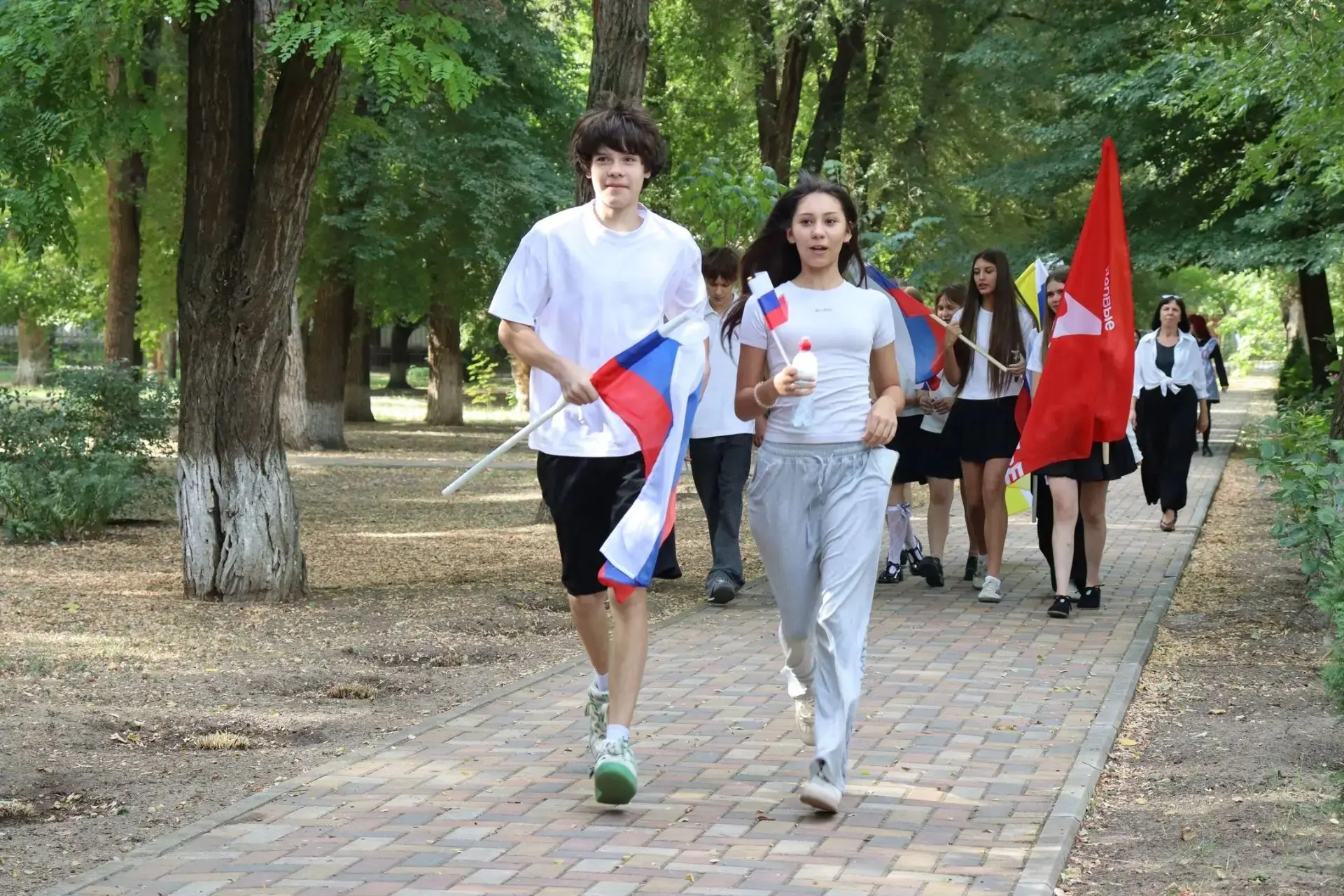 Утро в Светлограде сегодня выдалось не просто солнечным — оно было окрашено в цвета рос...