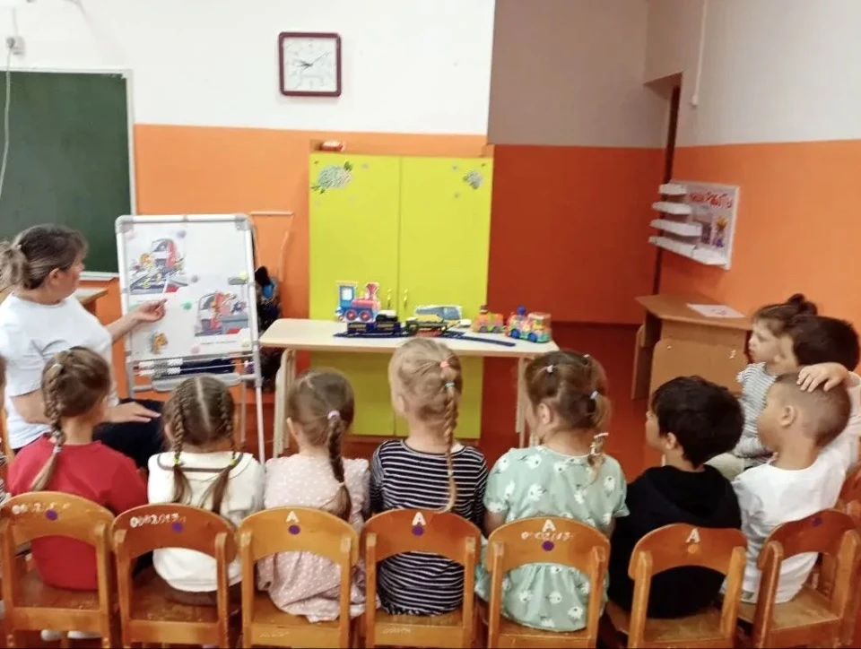 В нашем детском саду прошла акция «Уступи дорогу поезду», направленная на формирование ...