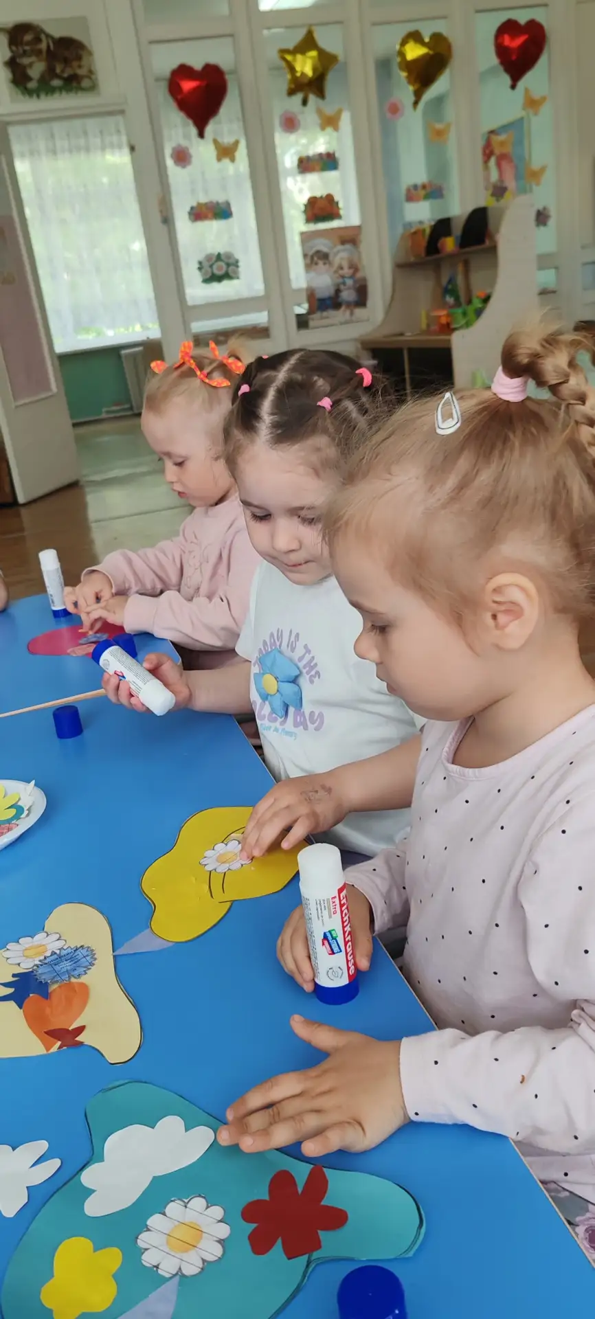 Панамка летом нам нужна.
От Солнца защитит она.
Конечно Солнышко нам друг.
Но, расшалится –стукнет, 