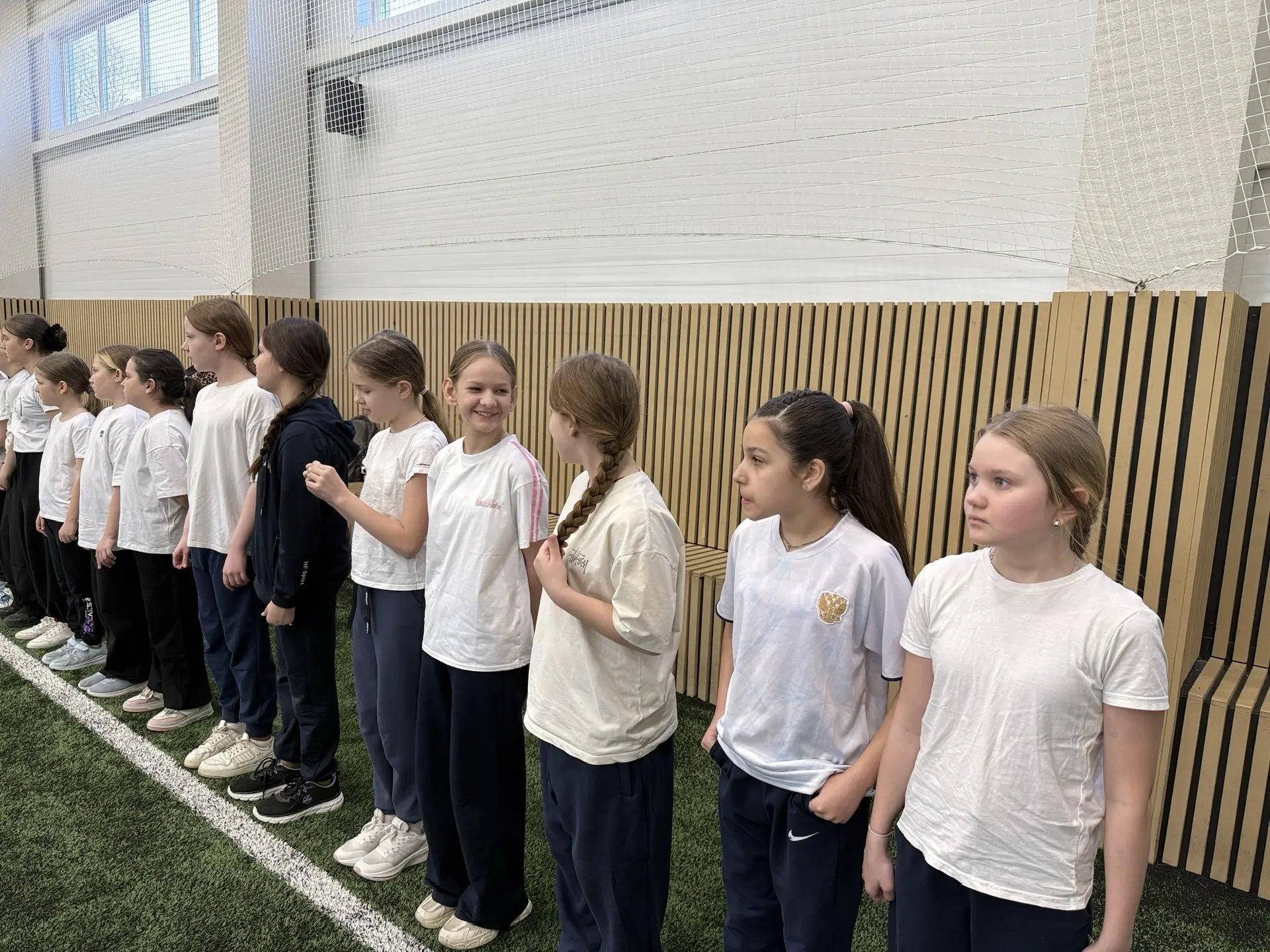 👧🏽⚽️  Сегодня команды 5а, 6а и 6б классов отправились покорять футбольные поля! 🏆  А пока ждали свой