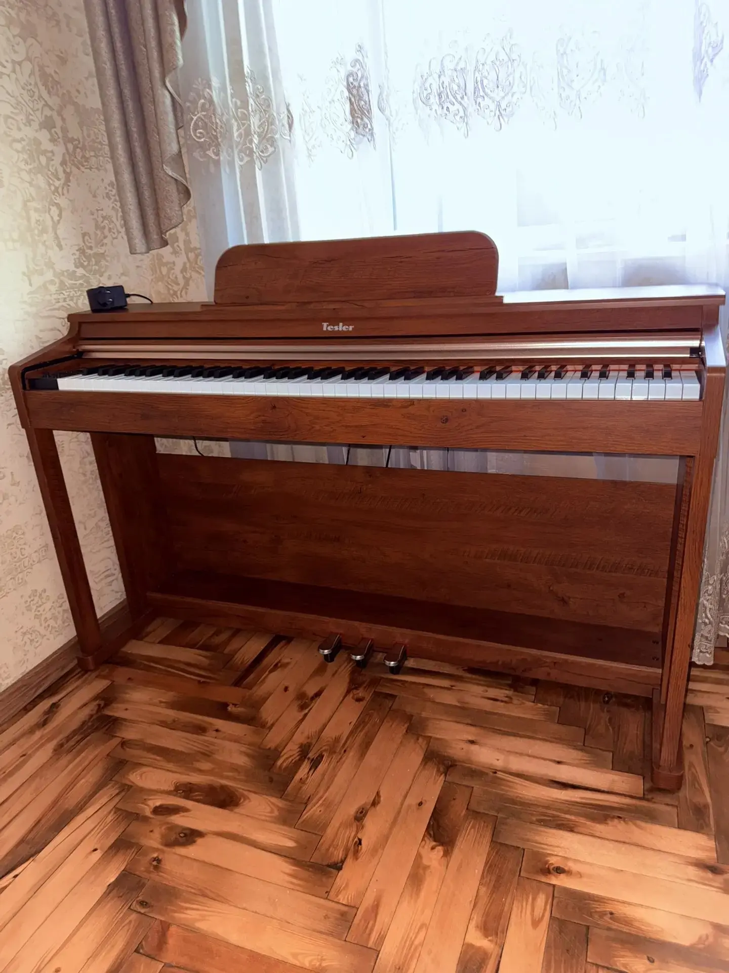 Продам цифровое пианино Tesler stz-8810. Полновзвешенная молоточковая механика, 88 клав...