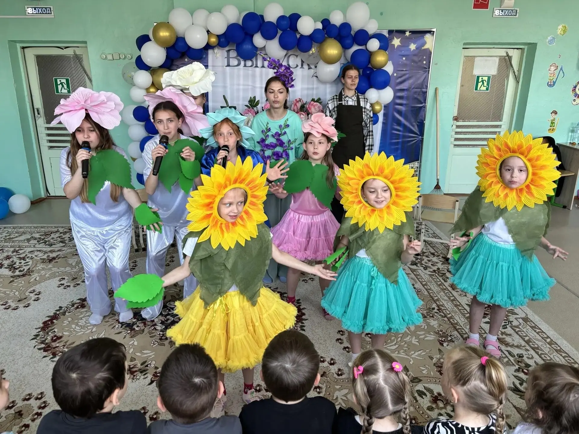 Сегодня состоялась премьера мюзикла " Однажды в цветнике"  в исполнении муз.театра " Пе...