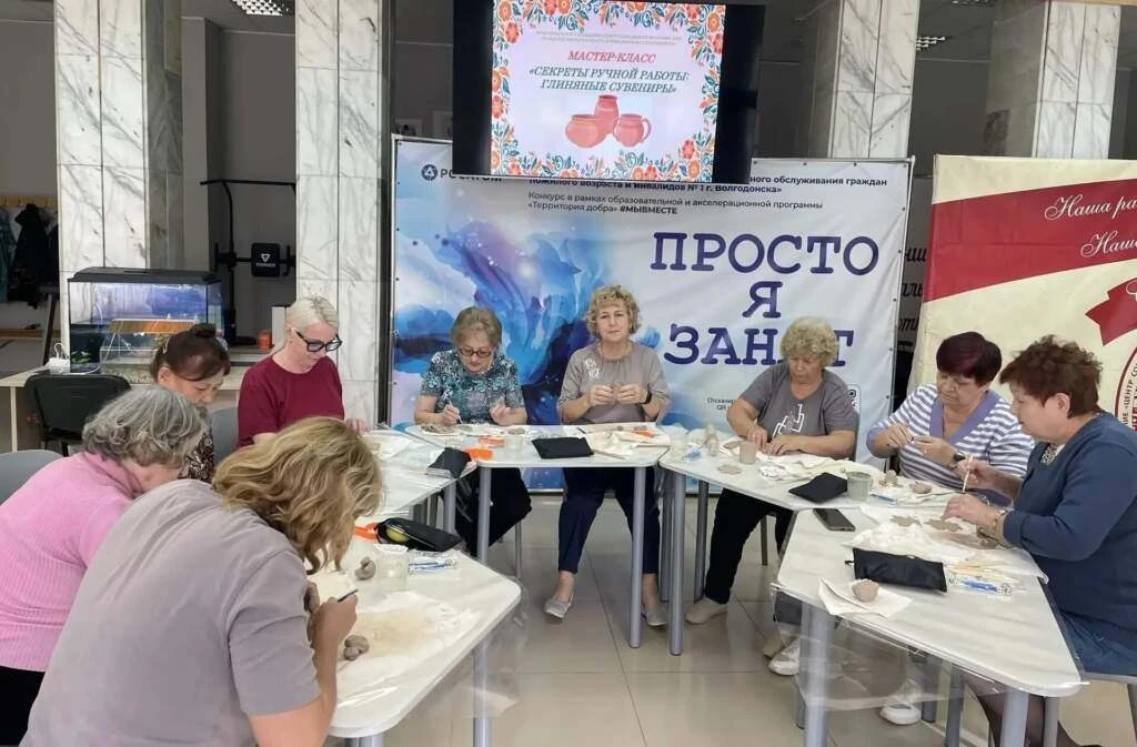 Чудо в ладонях: в Волгодонске научили пенсионеров работать с глиной