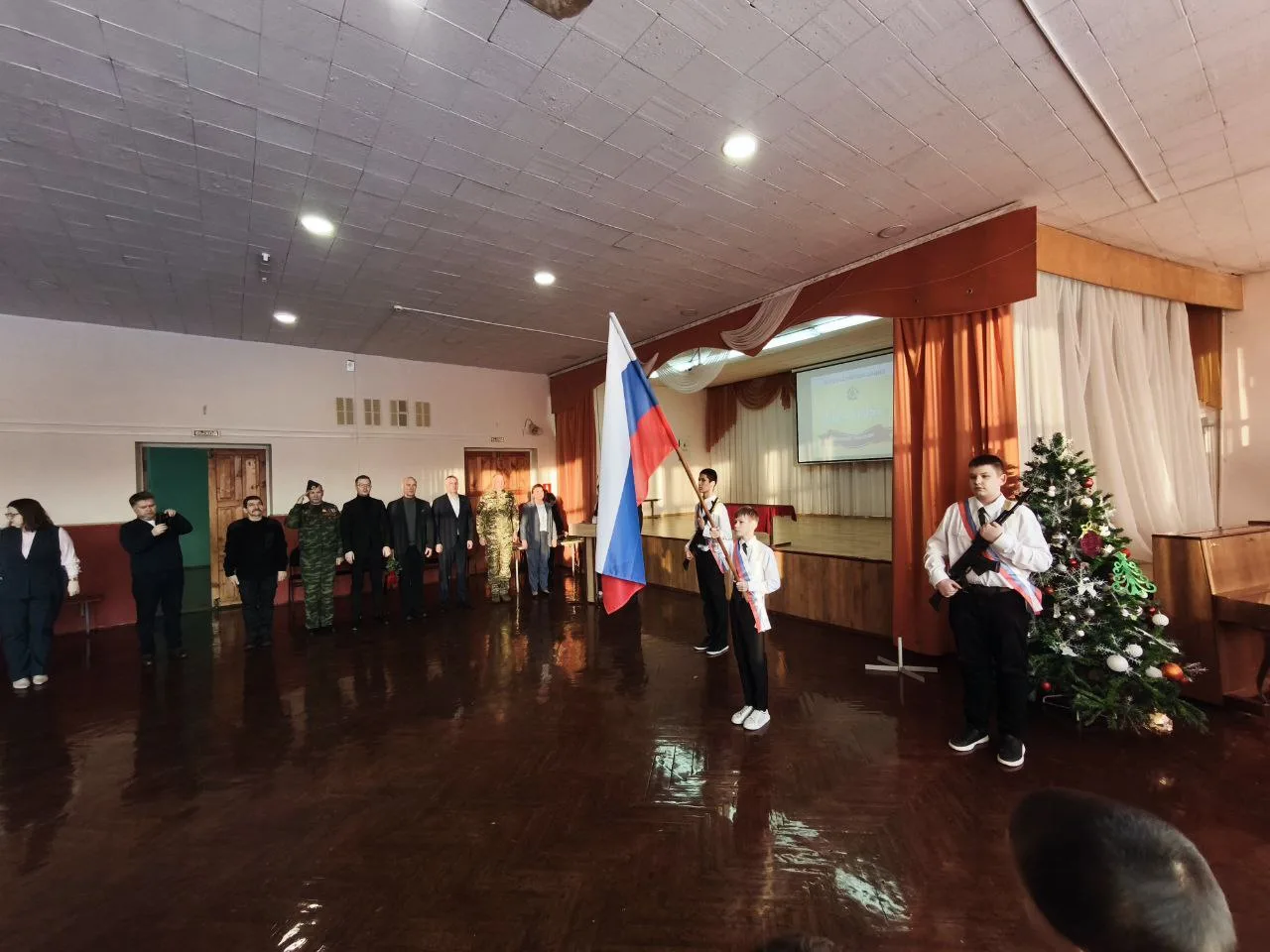 Сегодня в 3 корпусе нашей школы состоялась торжественная церемония открытия «Парты Героя», посвящённ