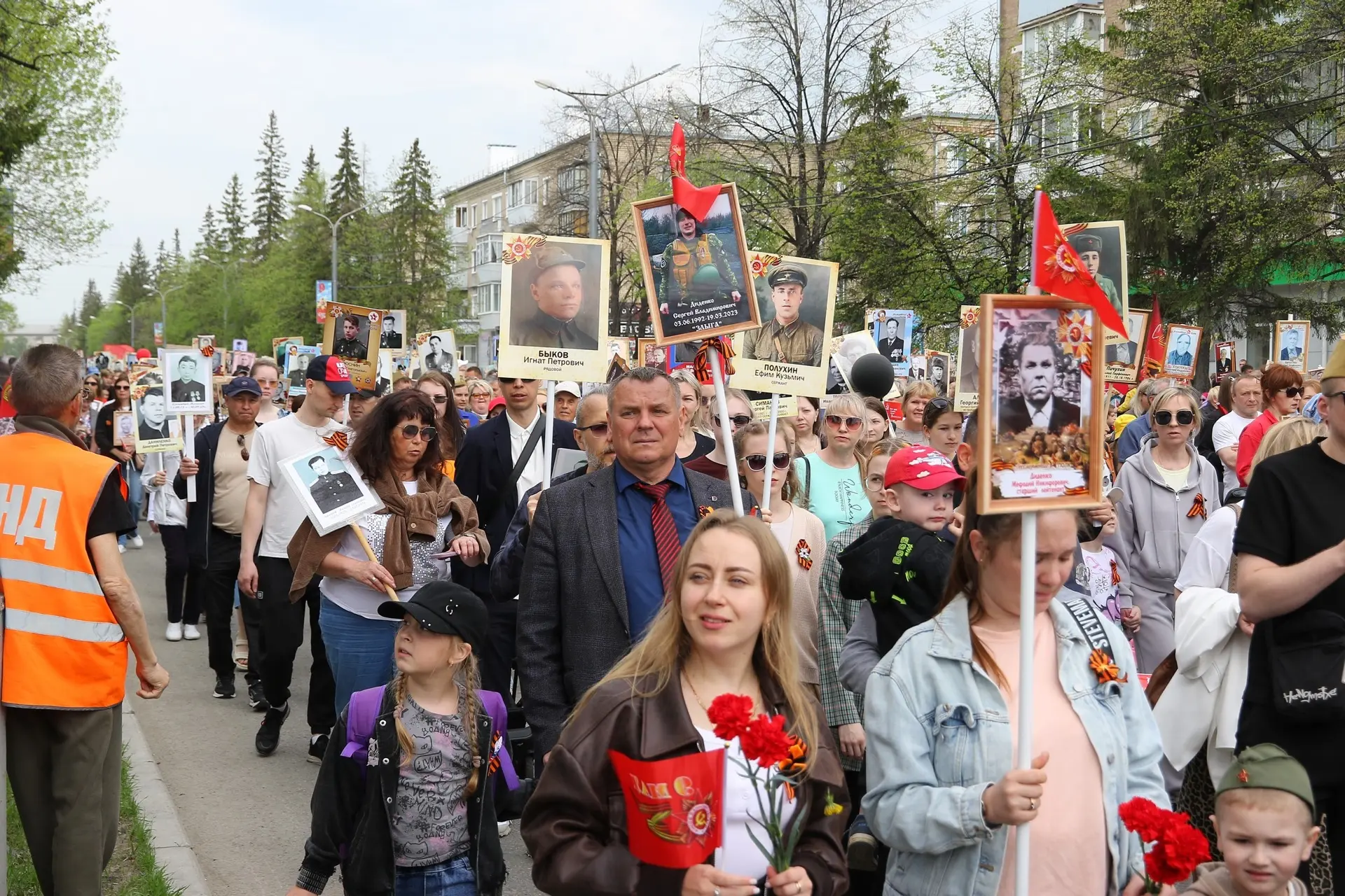 В Каменске-Уральском прошли Парад наследников Победы и шествие «Бессмертного полка»  9 мая на площад