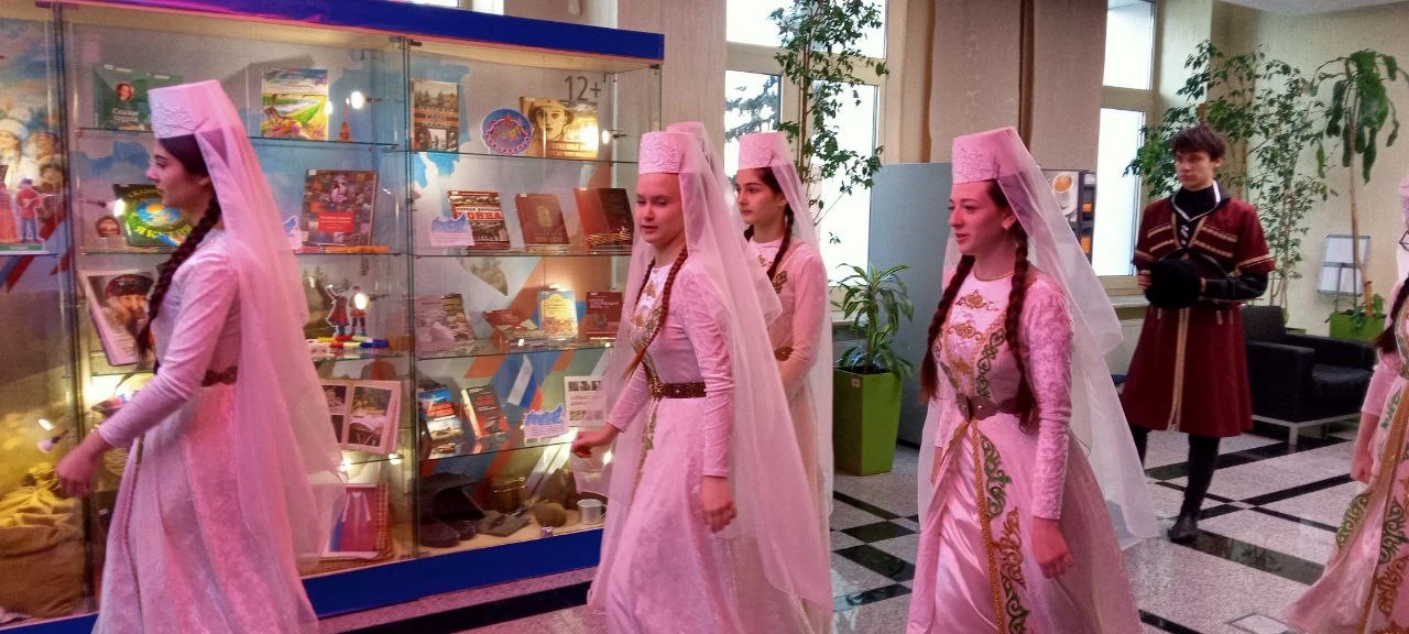 📚 10-классники погрузились в мир знаний и истории в «Менделеевке»  12 февраля 2026 года учащиеся 10 