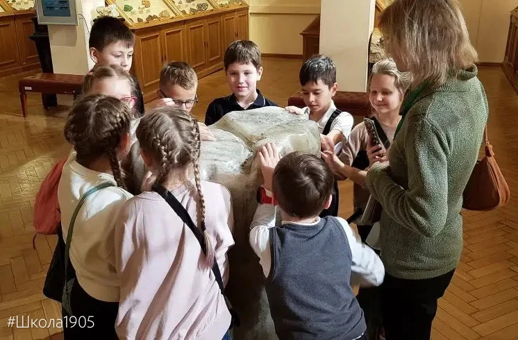 🪨 Как человек подружился с камнем  Ребята из 3 «Э» побывали на экскурсии «Как человек с камнем знако