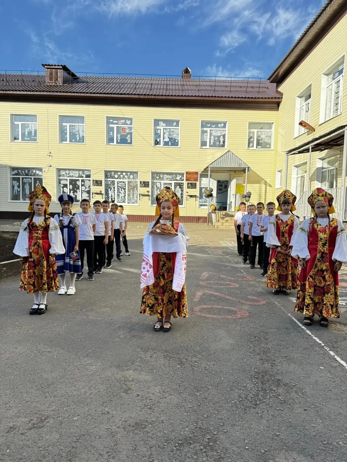 🌟Утро в нашей школе началось очень тепло и по-особенному: ученики 3 «В» класса встречали учителей и 