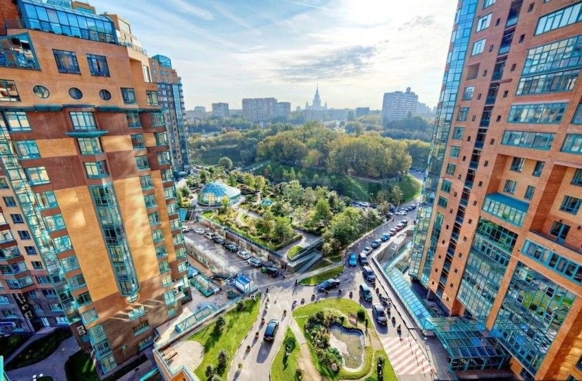 Депутат Мосгордумы Родион Газманов встретился с жителями одного из ЖК района Раменки, ч...