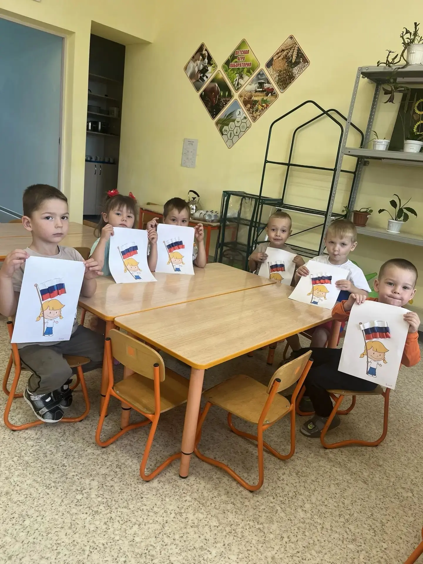 🎉В преддверии Дня Государственного флага в группе «Мишутка» прошло творческое занятие....