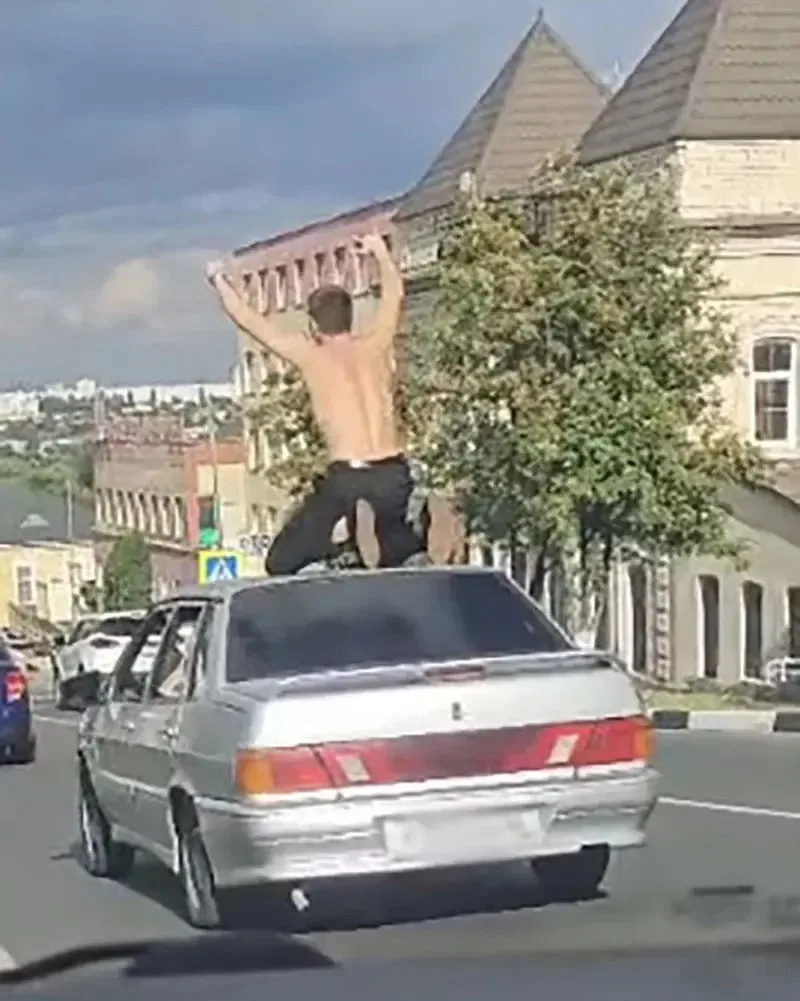 Сотрудники ГАИ отреагировали на видео от очевидцев, на котором легковой автомобиль двиг...