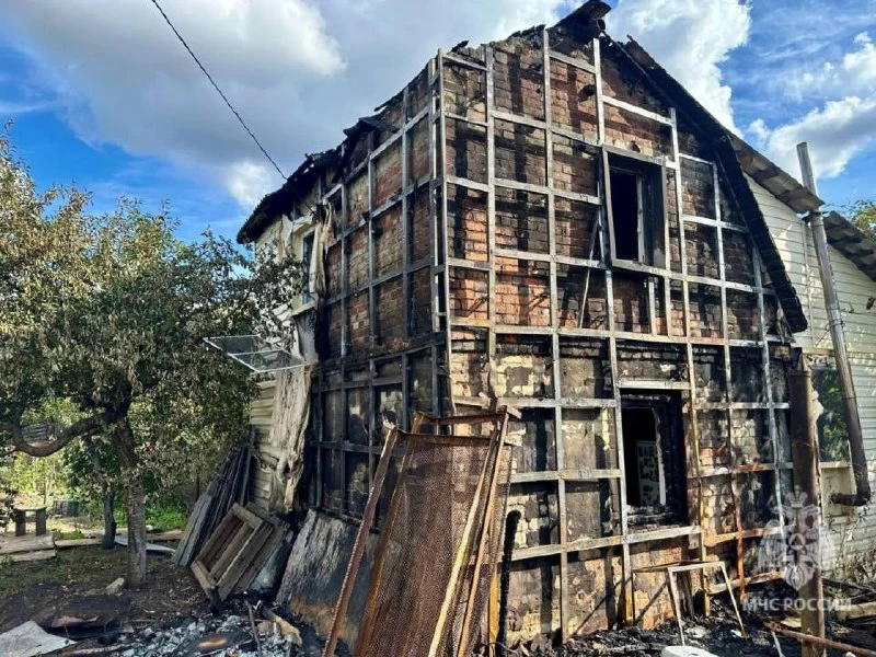 В саратовском СНТ Заря-72 накануне вечером загорелись два дома. Сообщение о пожаре в по...