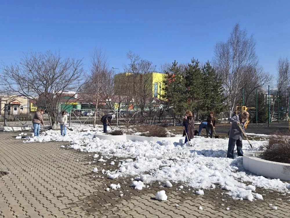 ❄ Осторожно, сугробы в шоке!  🌞Сегодня в солнечную погоду наши гимназисты и педагоги дружно взяли ло