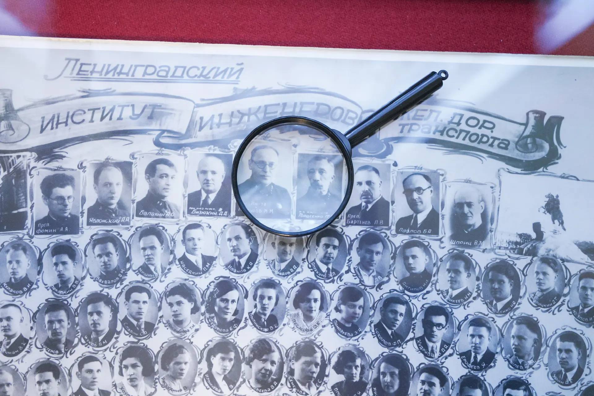 ⚡️ В преддверии Дня Победы в ПГУПС открылась выставка «Линия жизни», посвященная деятельности универ