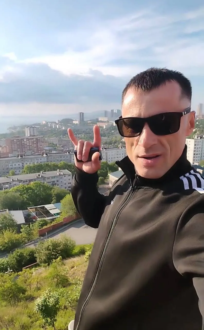 Человека-паука, который лазал по ЛЭП в Приморье, отправили в психбольницу. Снова.

37-летний Артём и