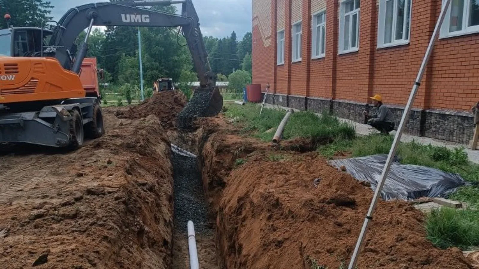 💧Шәмәрдәндә, су басуны булдырмау максатында,  күпфатирлы йортлар биләмәсендә дренаж салу һәм чистар