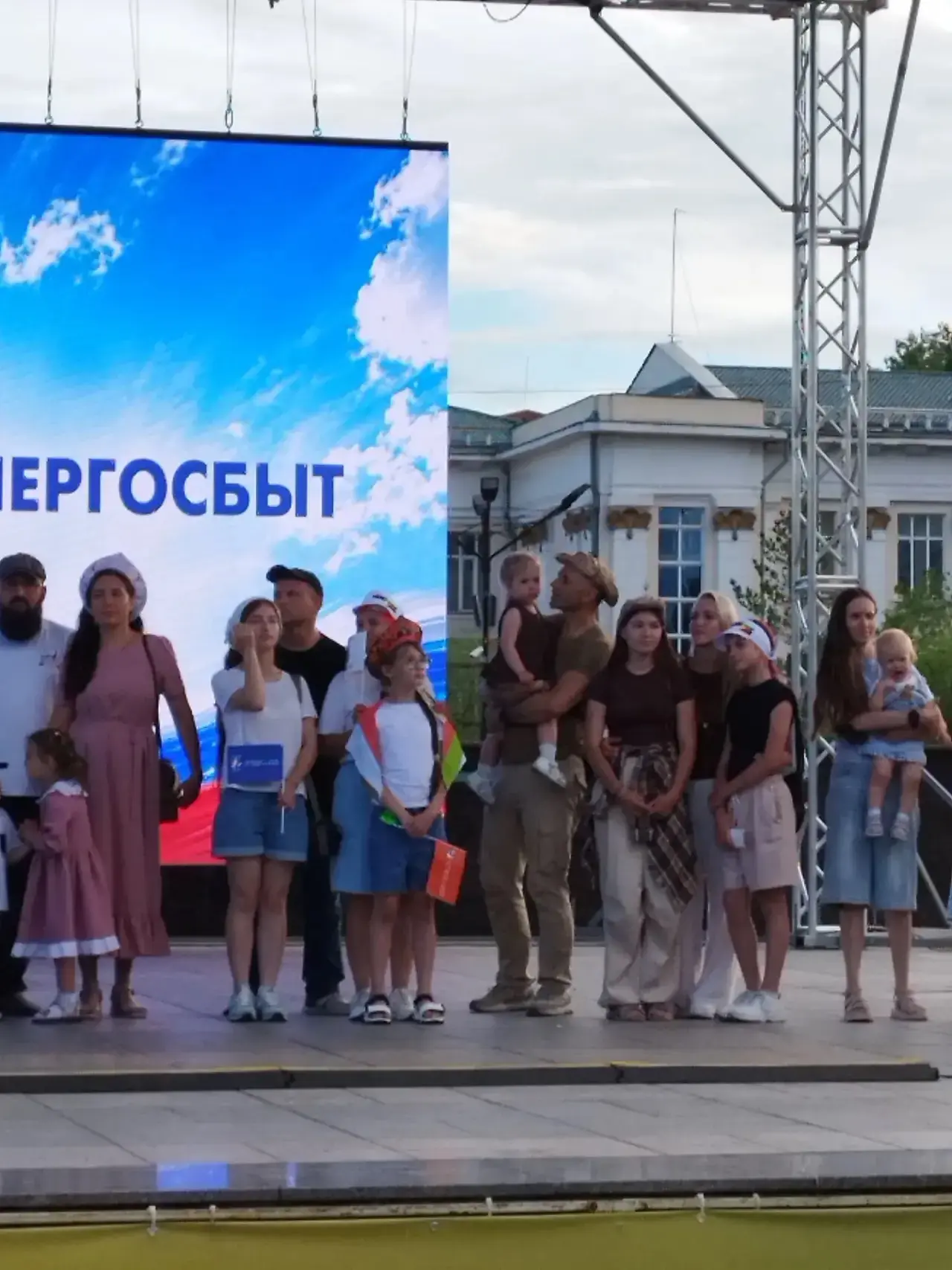 💥С музыкой, костюмами и отличным настроением прошел парад семей в Чите. Сотни забайкальцев шествова