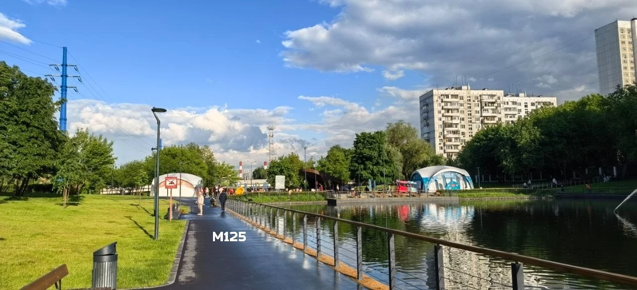 На площадке у Беловежского пруда можно поиграть в настольные игры, поучаствовать в творческих мастер
