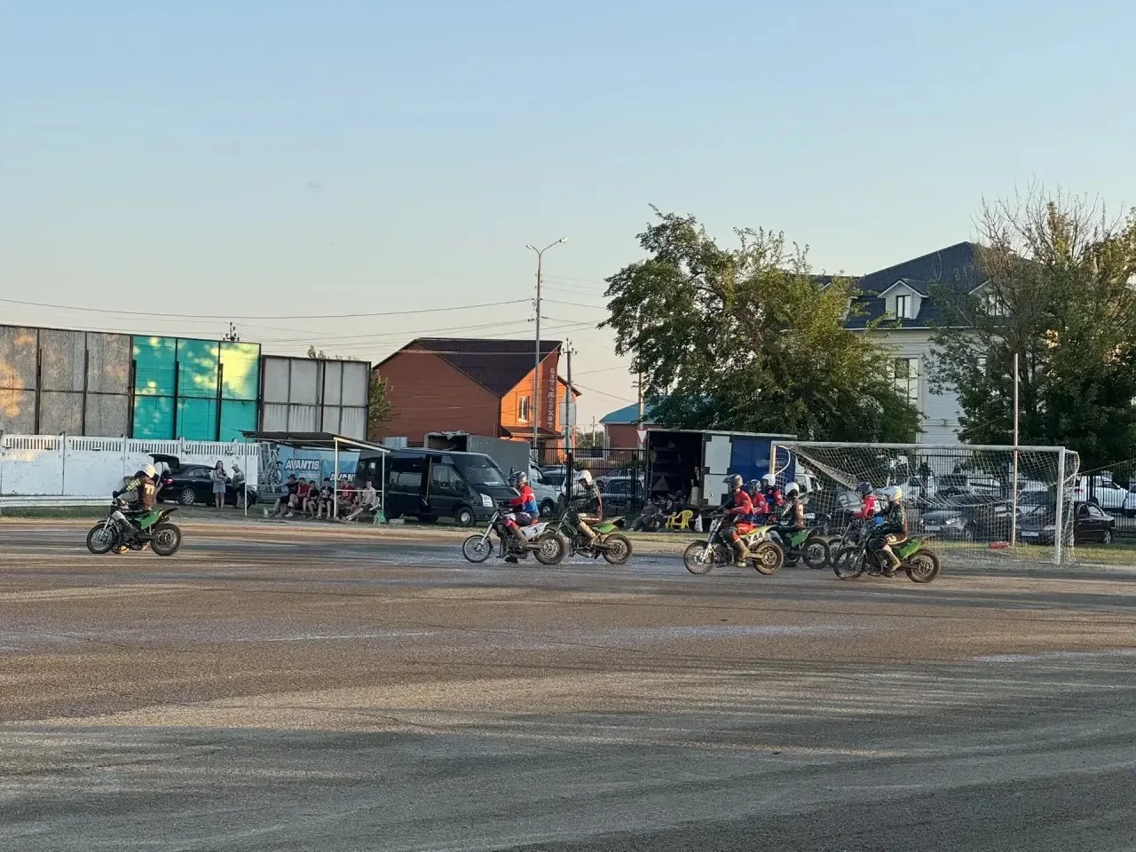🏍️ Упорная борьба на поле!

Вчера состоялся очередной матч первенства России по мотоболу.

На поле 