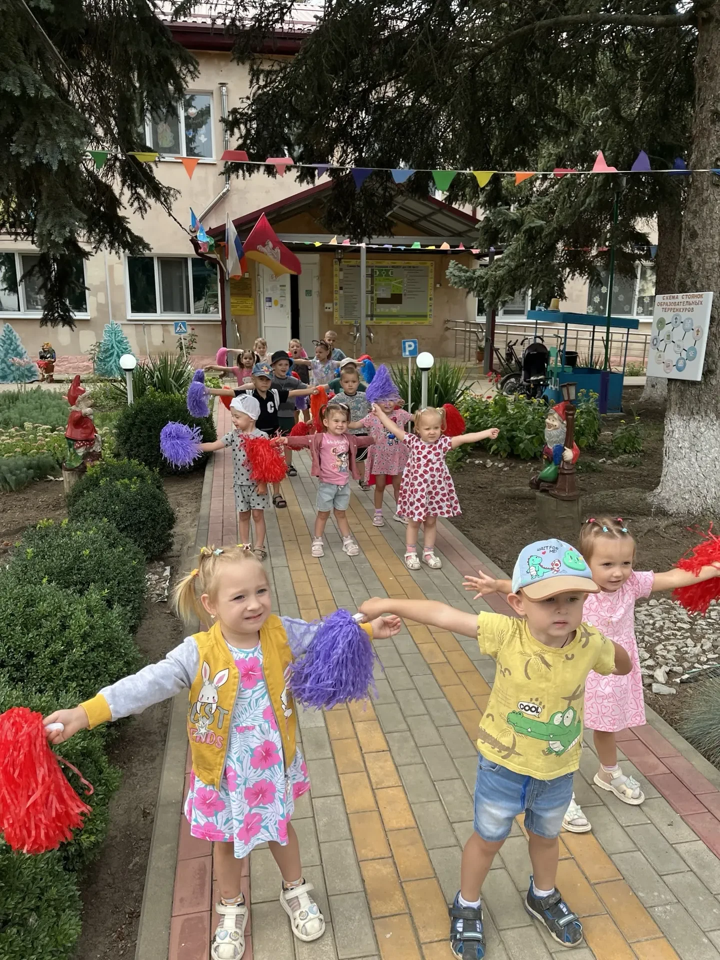 ☀️ Зарядка на свежем воздухе с султанчиками в нашем детском саду! 🌳Сегодня у нас прошл...