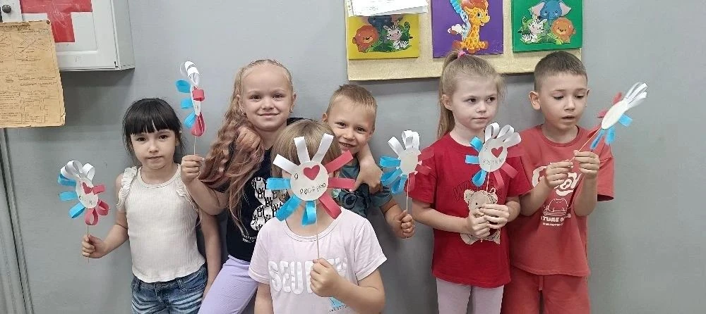 На летней площадке МБУ ДО ЦДТТ педагоги дополнительного образования Толпыгина Анастасия Андреевна и 