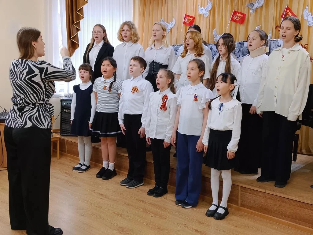 В минувшую пятницу в нашей школе прошел праздничный концерт, посвященный 81-й годовщине...
