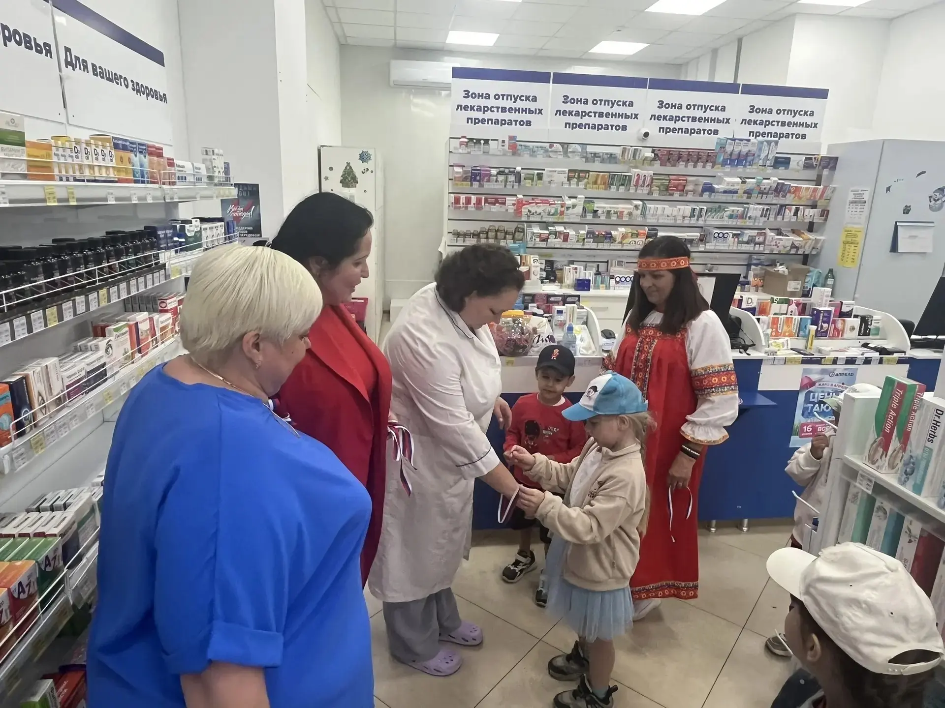 Воспитанники и педагоги, приняли участие в акции "Российский триколор"