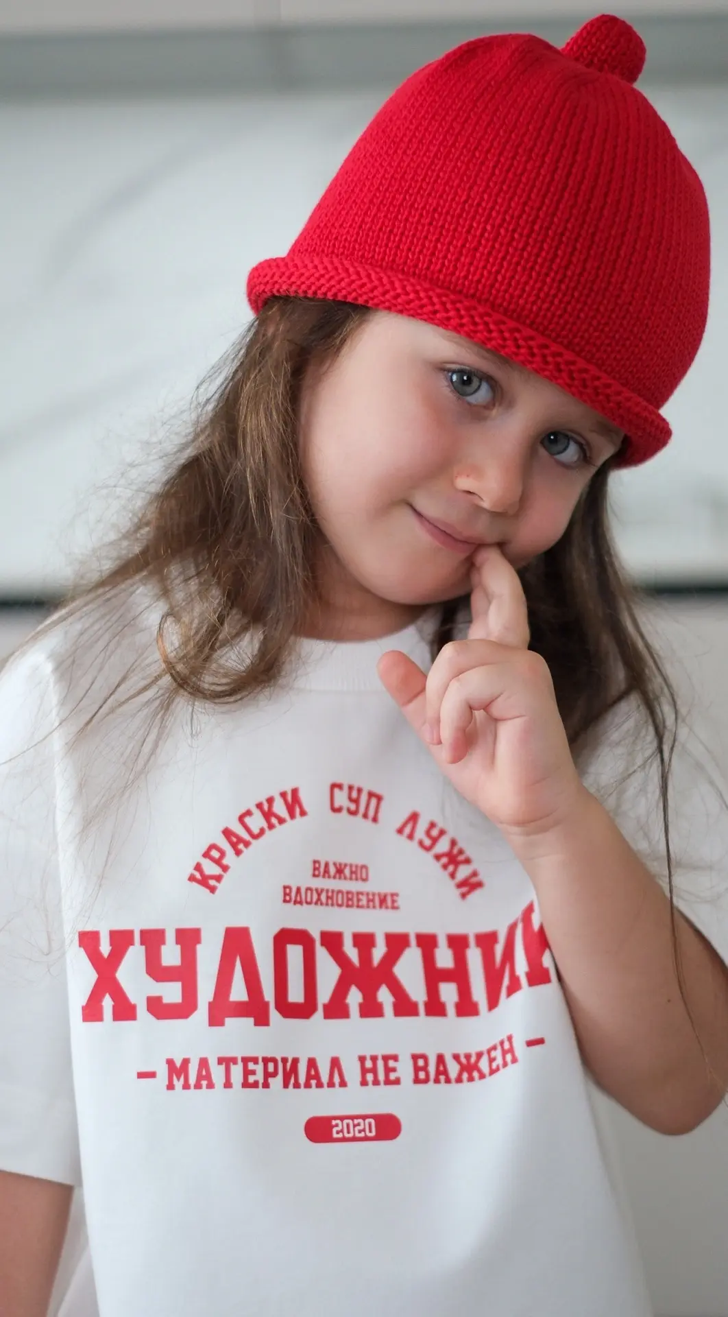 Сегодня без мольберта, зато в красной шапочке! Надпись на футболке всё равно выдаёт про...
