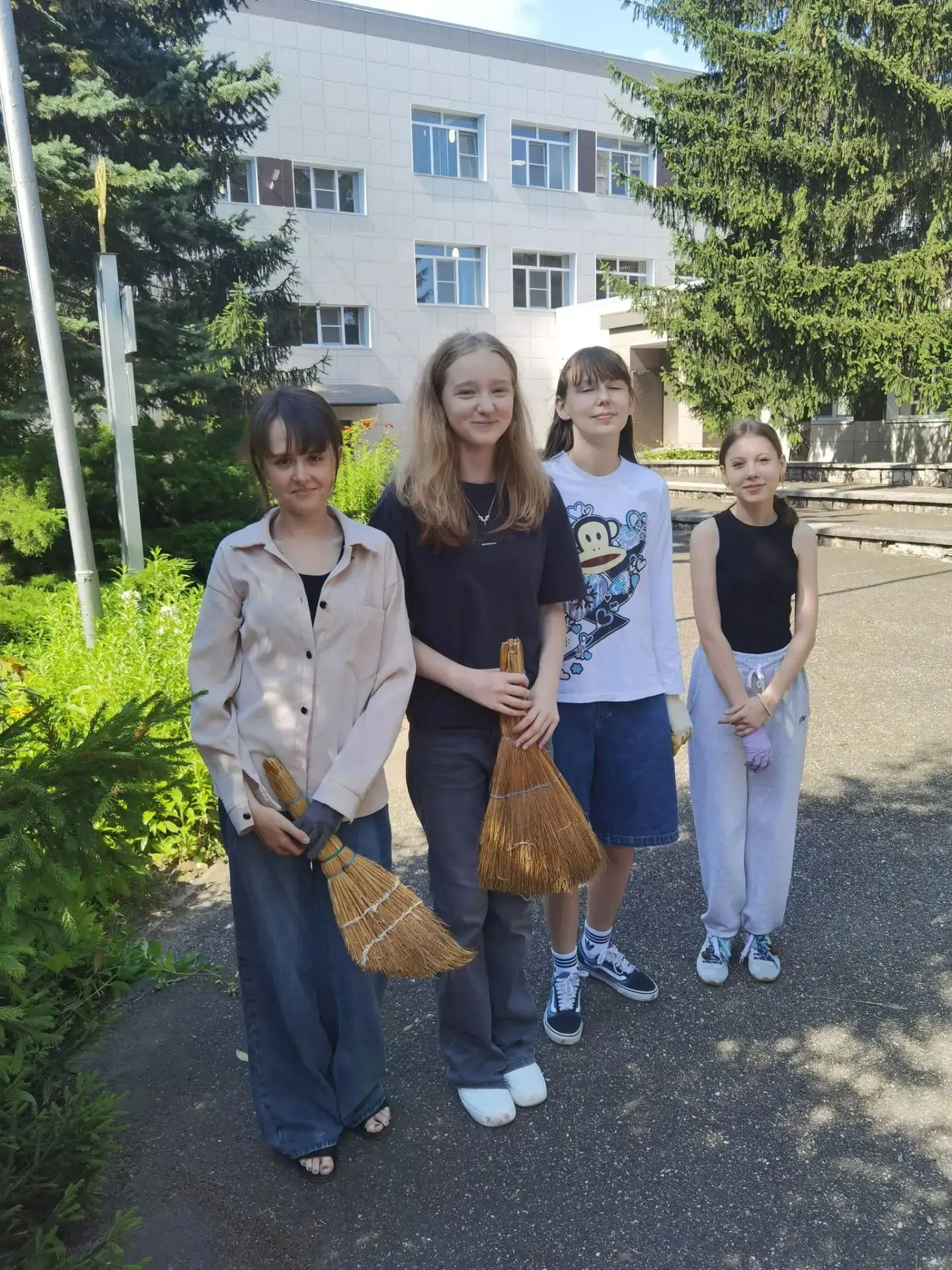 🧹🗑В нашей школе продолжается летняя трудовая практика. Ученики, решившие посвятить часть каникул о