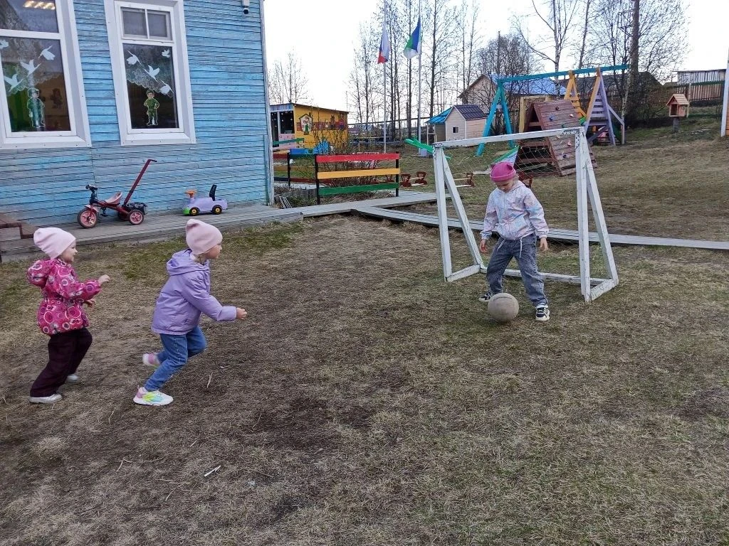 #футболвдоу  Сегодня   во дворе детского сада было оживленно – девочки устроили настоящ...