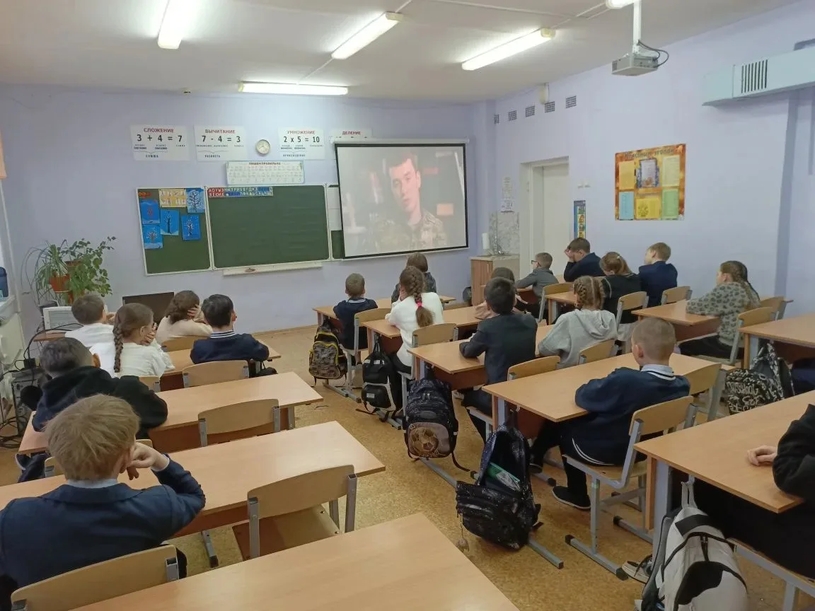 Новая учебная неделя в нашей школе традиционно началась с церемонии поднятия государственных флагов 