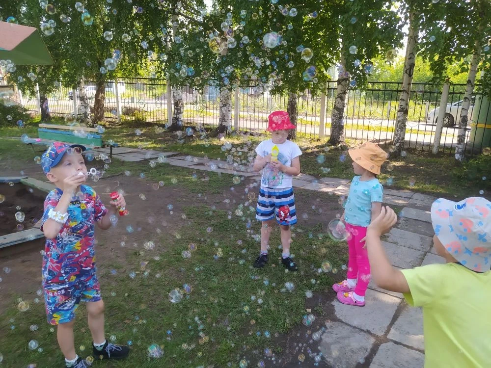 🌈💦Это просто чудеса!
Шар летит на небеса.
Он из мыла и воды –
Небывалой красоты!
Пузыри летят, бле