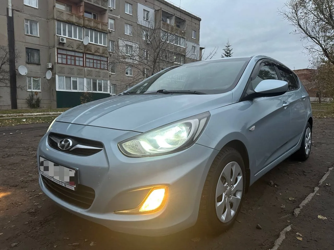 Hyundai Solaris 2011 год в отличном состоянии.1.6 Автомат,подогрев  сидений, кондиционер (заправлен)