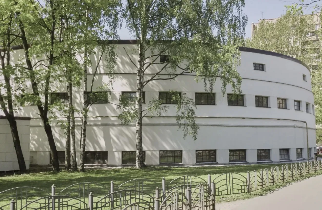 Мытнинские бани 

баня, где дрова для печи поднимают в парную через окно

Мытнинские работают с 1890