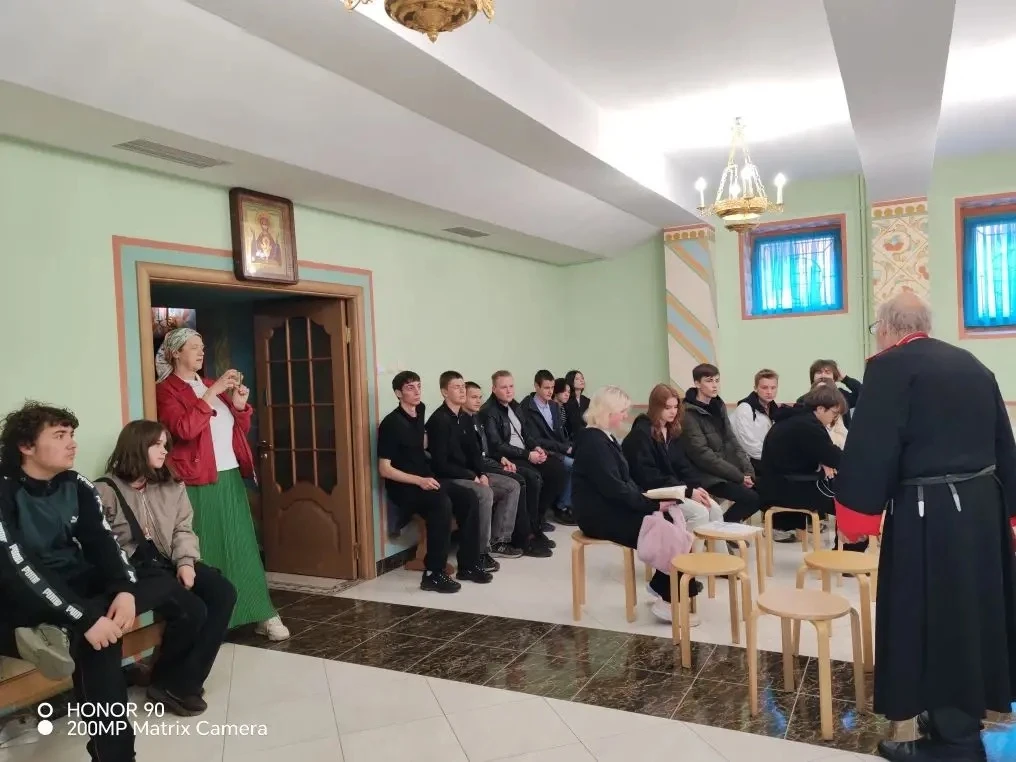 🕊️ Свет веры и истории: студенты в гостях у храма  Сегодня наши студенты посетили Архиерейское подво