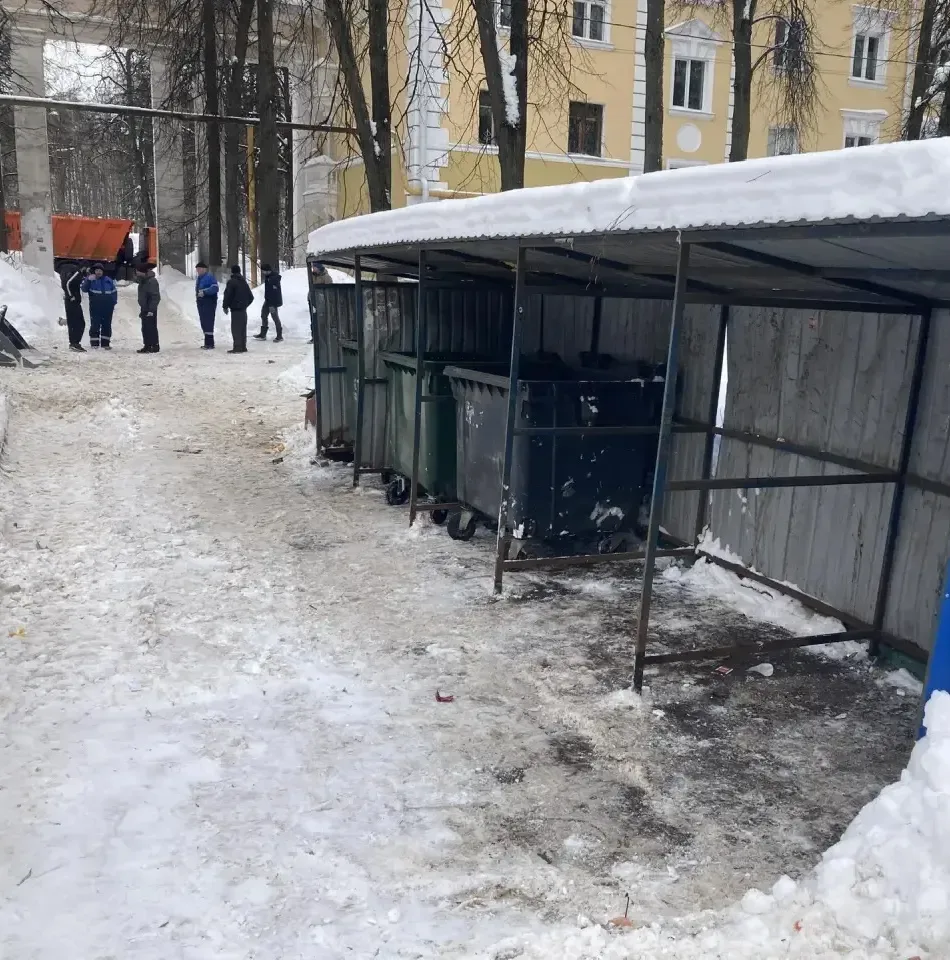 Ежедневно Домоуправляющая компания Приокского района осуществляет уборку территории вокруг контейнер