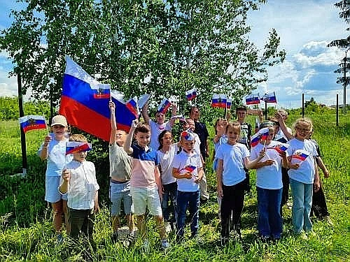 🇷🇺В честь Дня России ребята летнего  лагеря "Солнышко" приняли участие во Всероссийский акциях "Фл