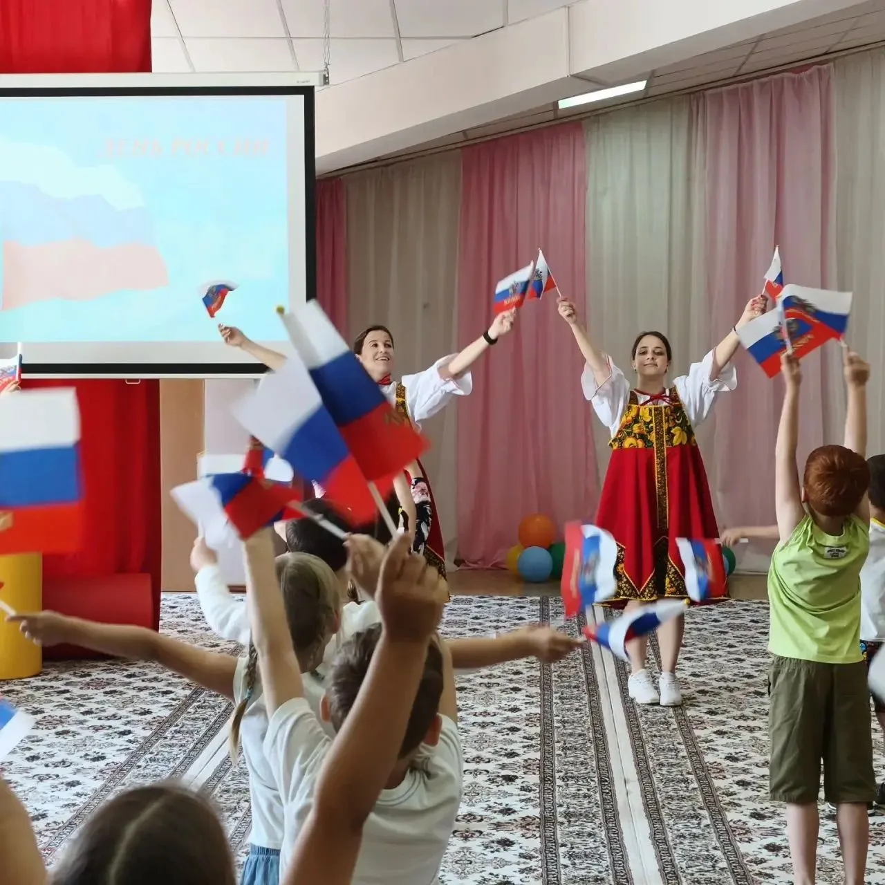 🇷🇺 День России в «Семицветике»: флешмоб и праздничное оформление холлов
 
🇷🇺 На дошкольной площа