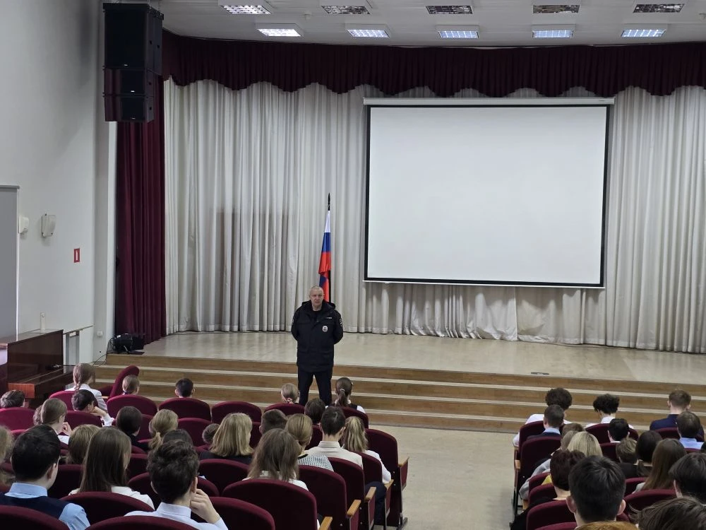Сегодня первым уроком в актовом зале прошла важная профилактическая беседа с сотруднико...