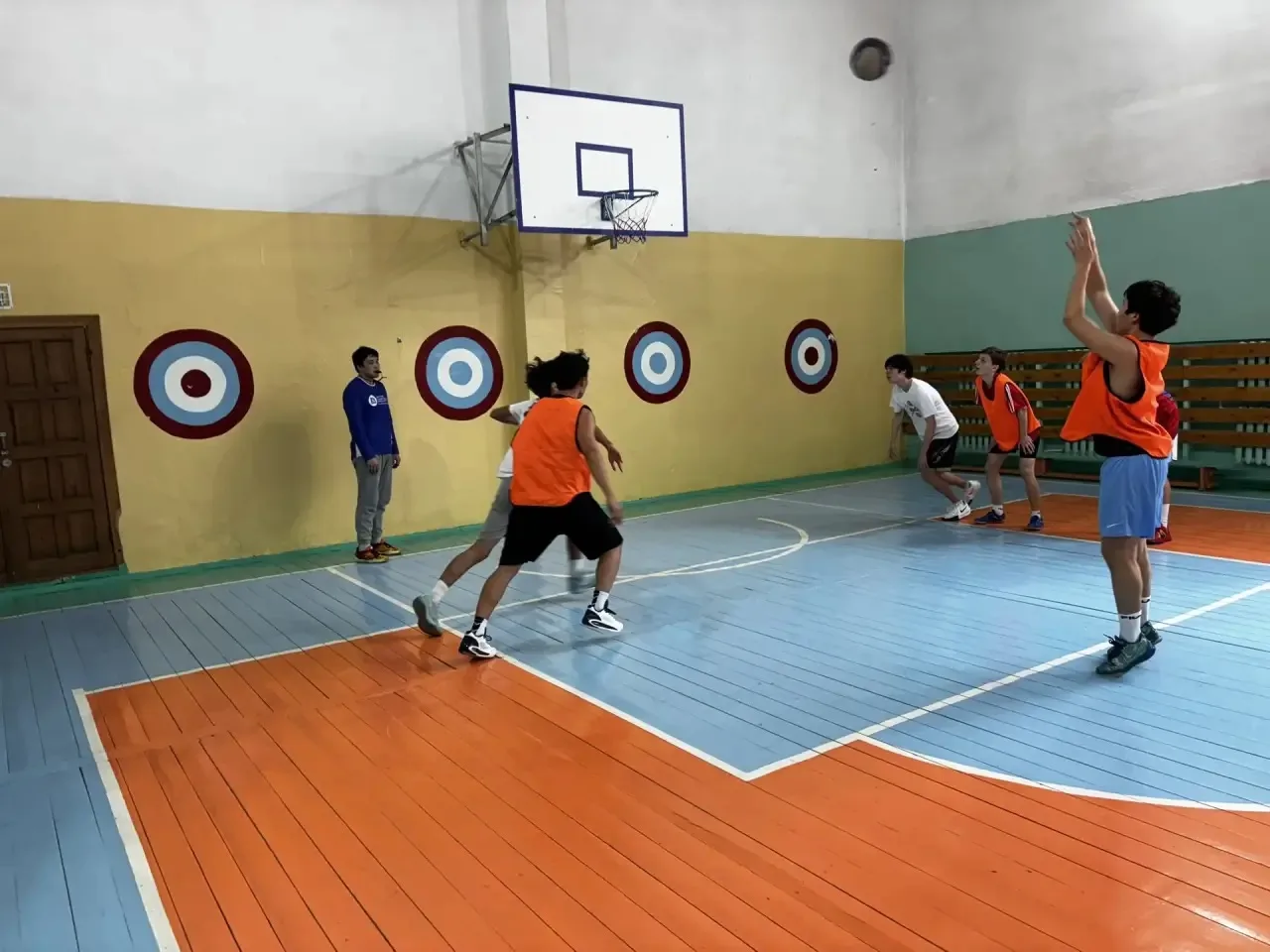 🏀 Олимпийский апрель – 2026 Баскетбол среди юношей 9–11 классов  На спортивной площадке развернулись