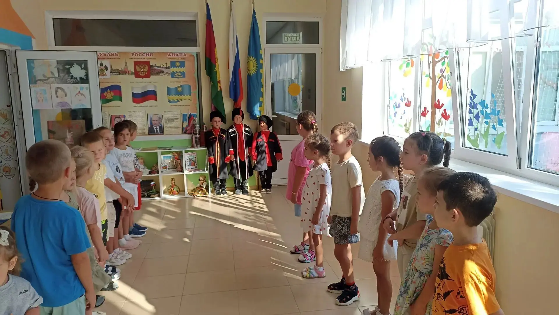 Сегодня понедельник, а это значит, что наше утро начинается с поднятие флага!